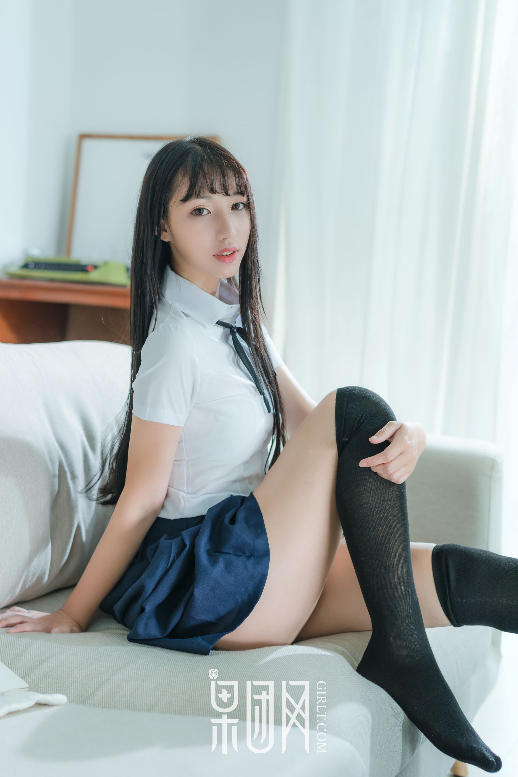 宓兔兔er《日系学生装 香肩翘臀vs裸背美腿》 [果团网Girlt] No.047_第5张