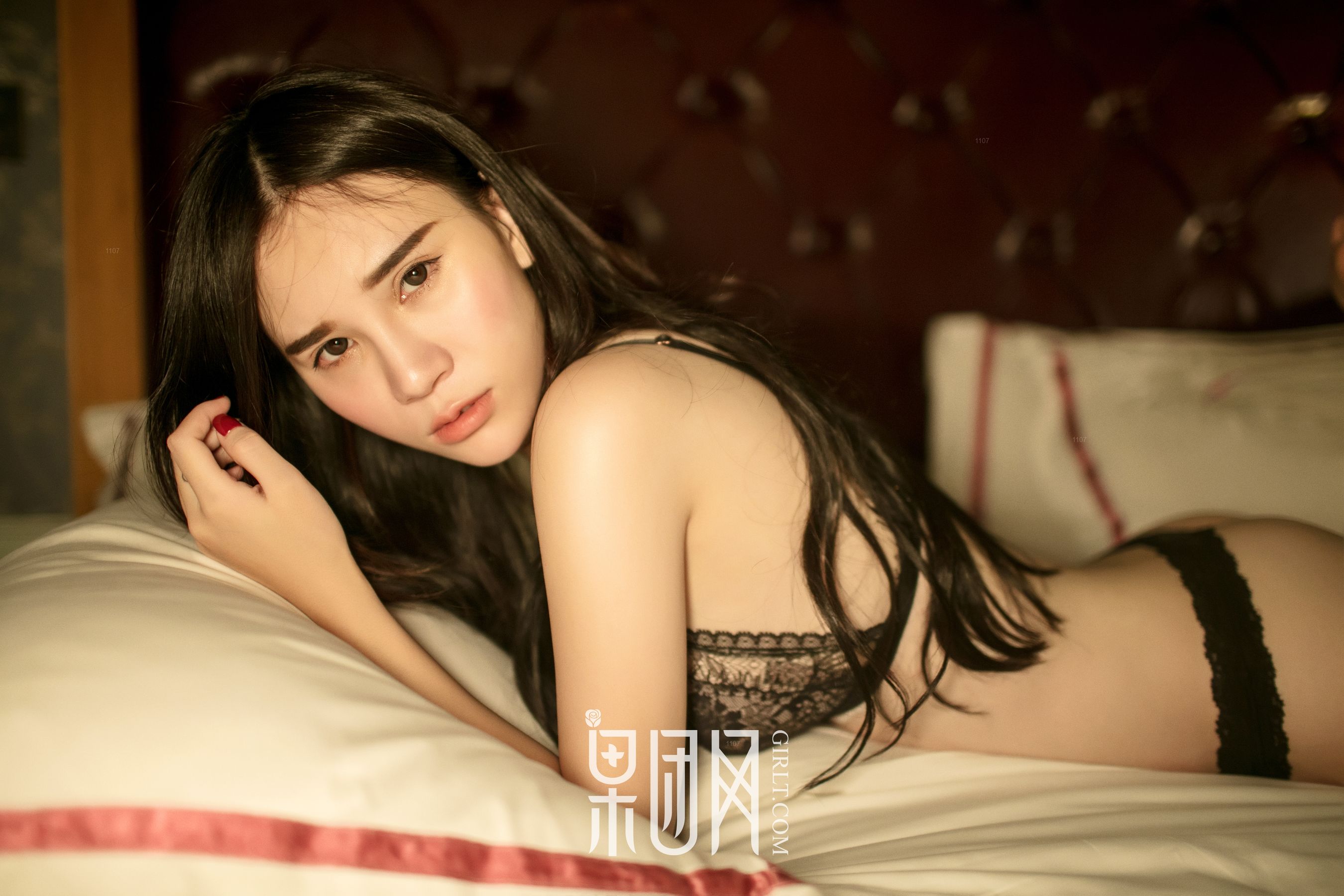 万万《硬朗御姐真空上阵大秀美背，浴缸湿身无比勾魂！》 [果团网Girlt] NO.075_第5张