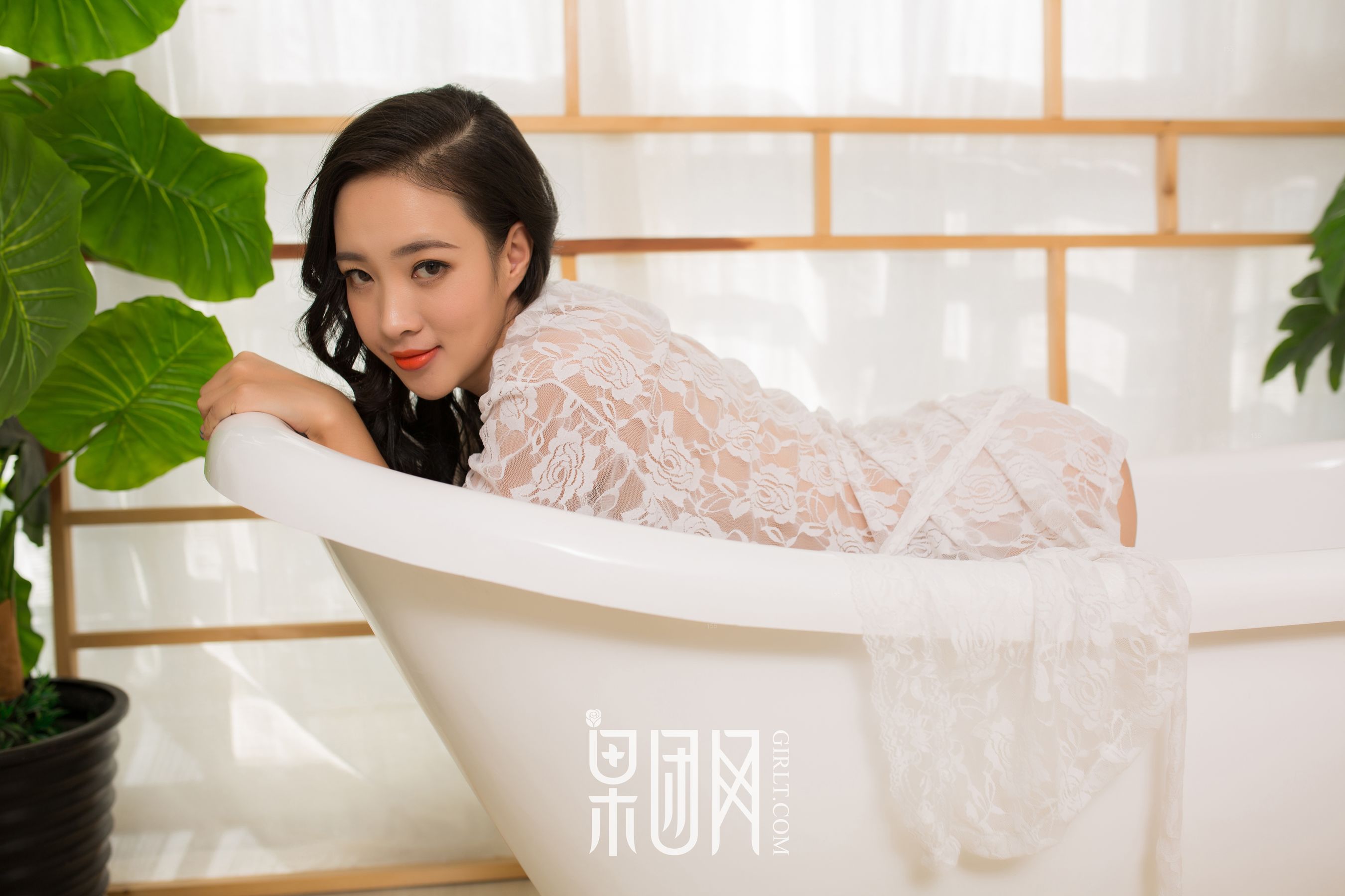 《白色蕾丝&黑色连体网袜》 [果团网Girlt] NO.085_第2张