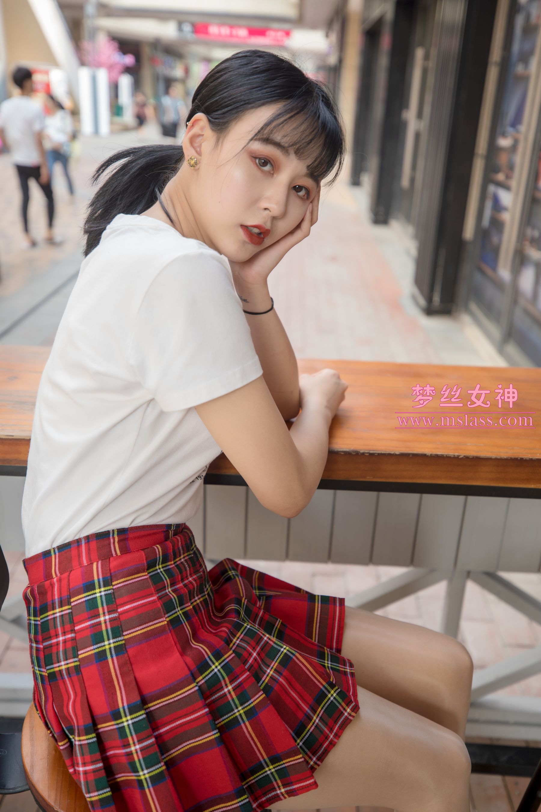 [梦丝女神MSLASS]  可岚 油光丝袜的少女_第2张