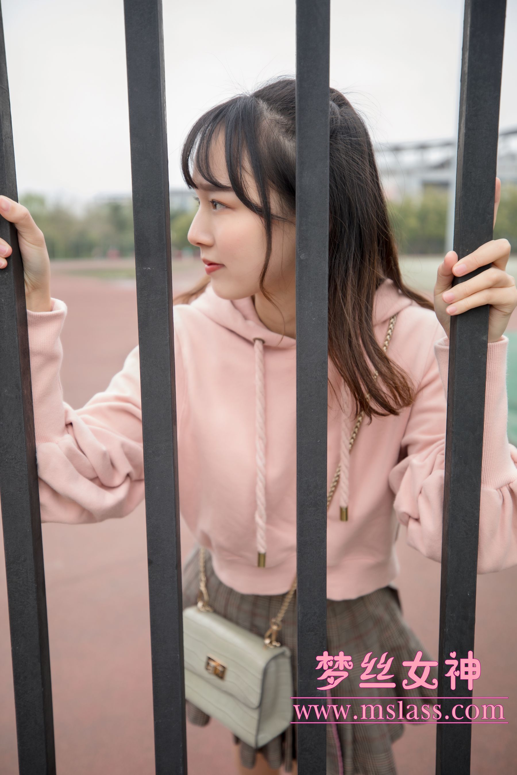 [梦丝女神MSLASS]  玥玥 操场小甜心_第1张