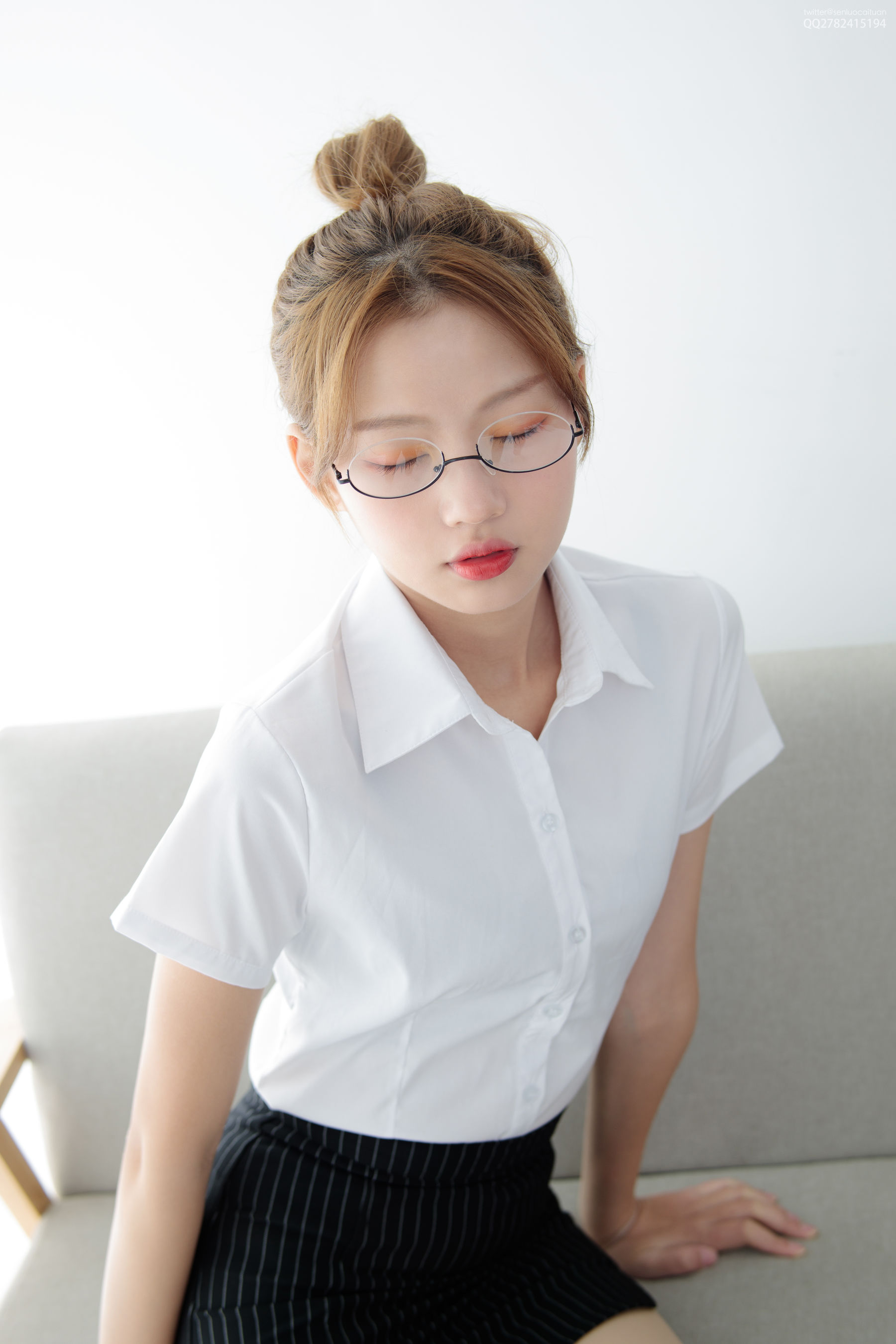 [森萝财团] JKFUN-044 OL一定要搭配眼镜 50D肉丝_第2张