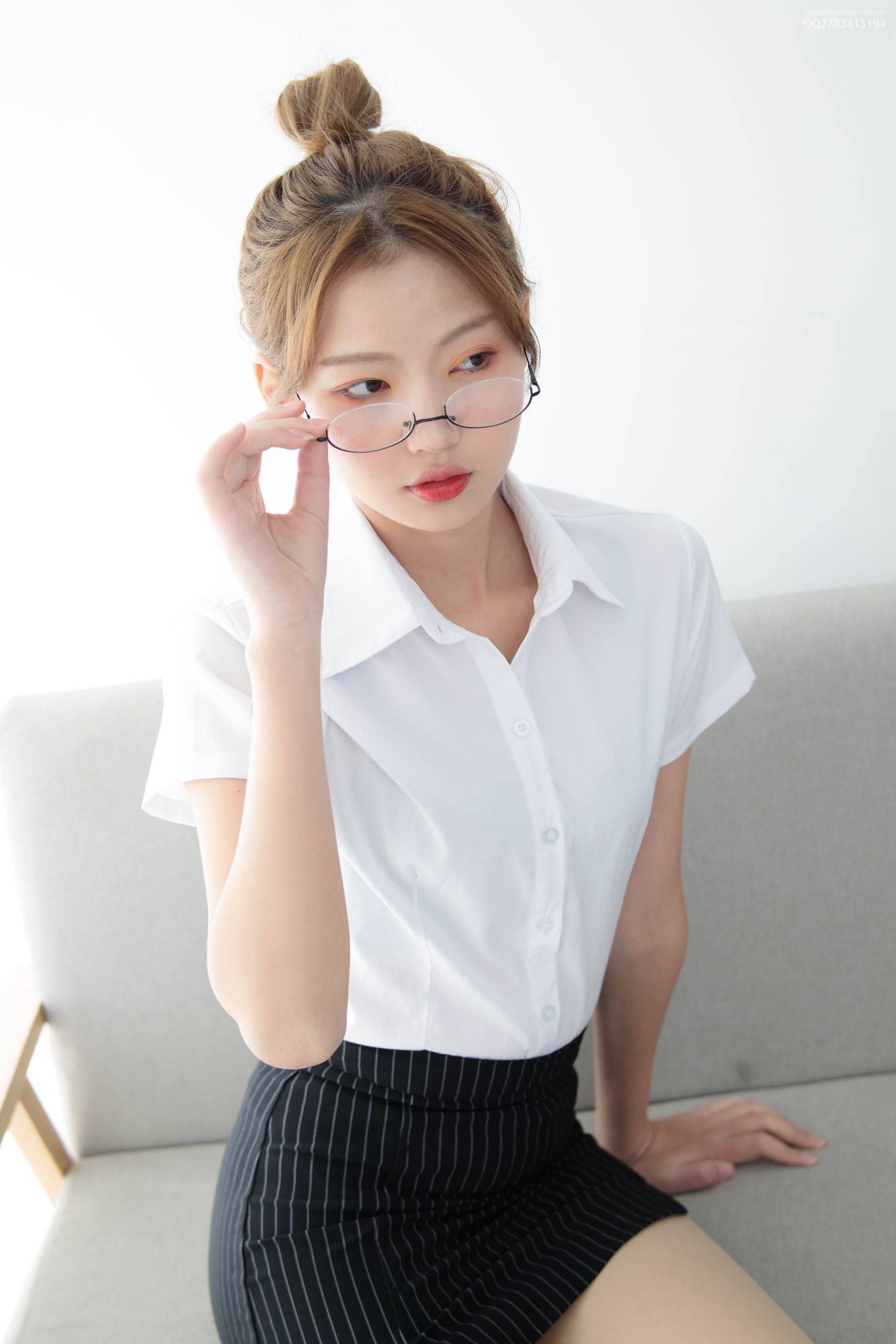 [森萝财团] JKFUN-044 OL一定要搭配眼镜 50D肉丝_第3张