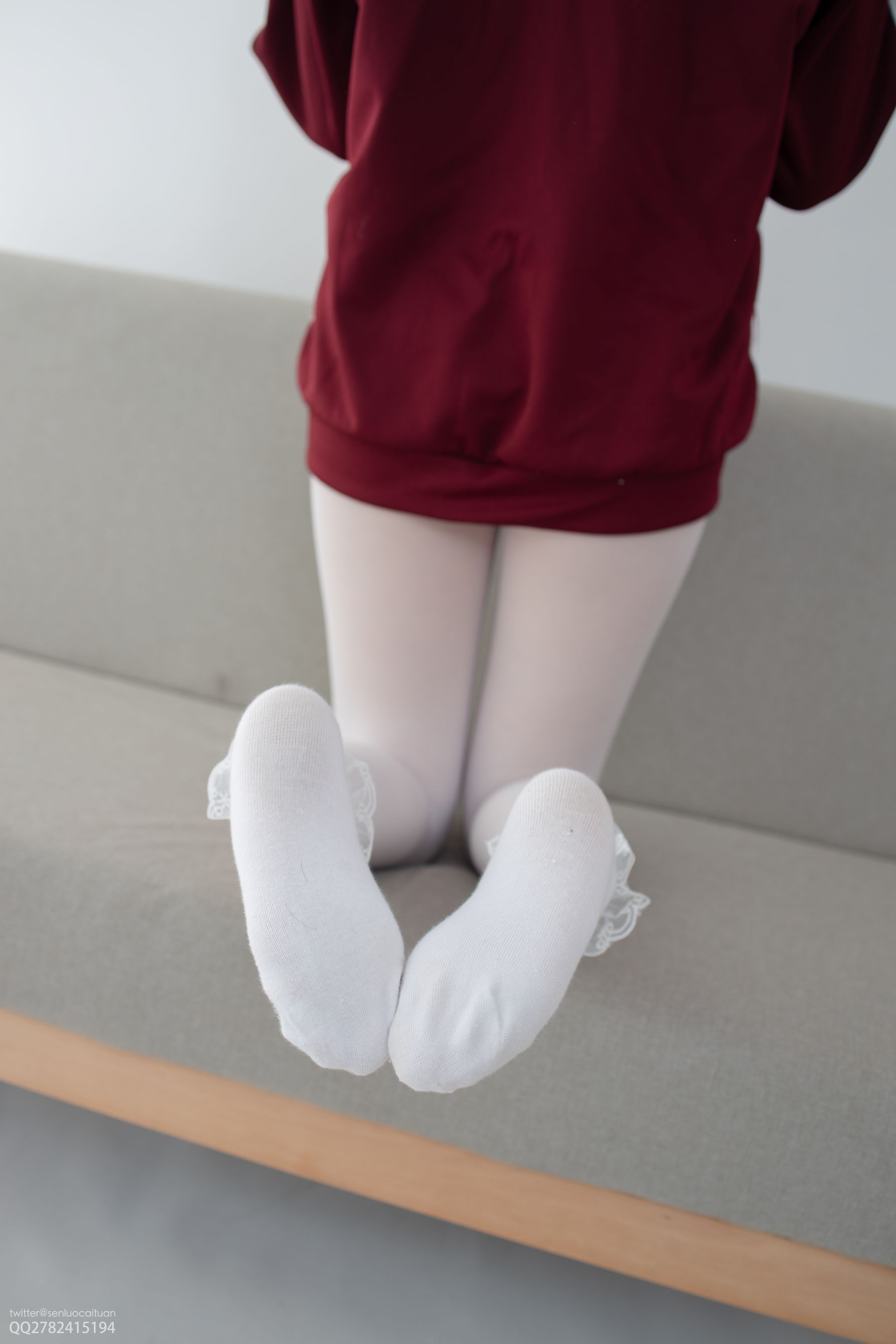 [森萝财团] JKFUN-058 Aika 白丝套蕾丝花边短袜_第1张