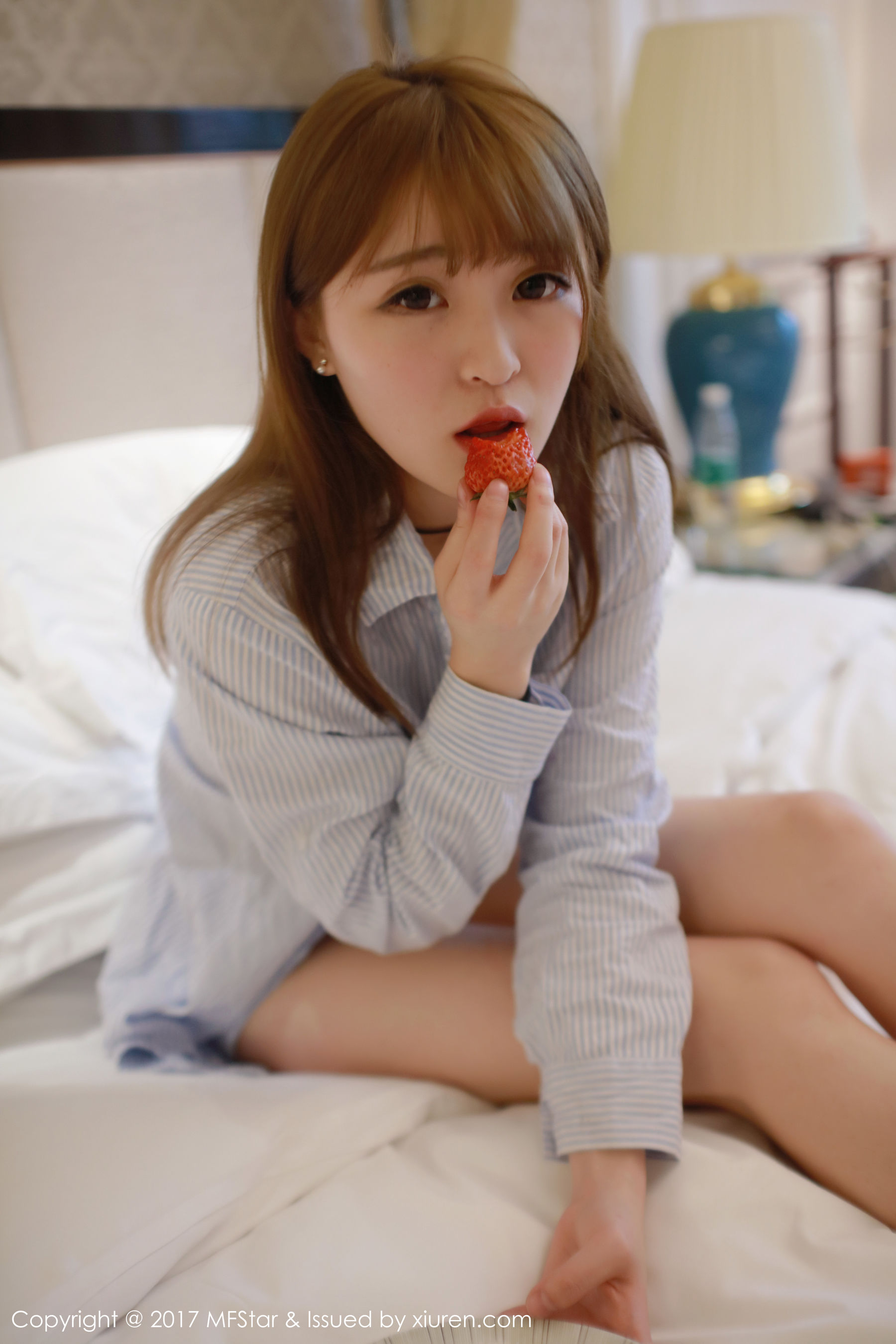 伊小七MoMo《草莓内裤+衬衫系列》 [模范学院MFStar] Vol.096_第4张