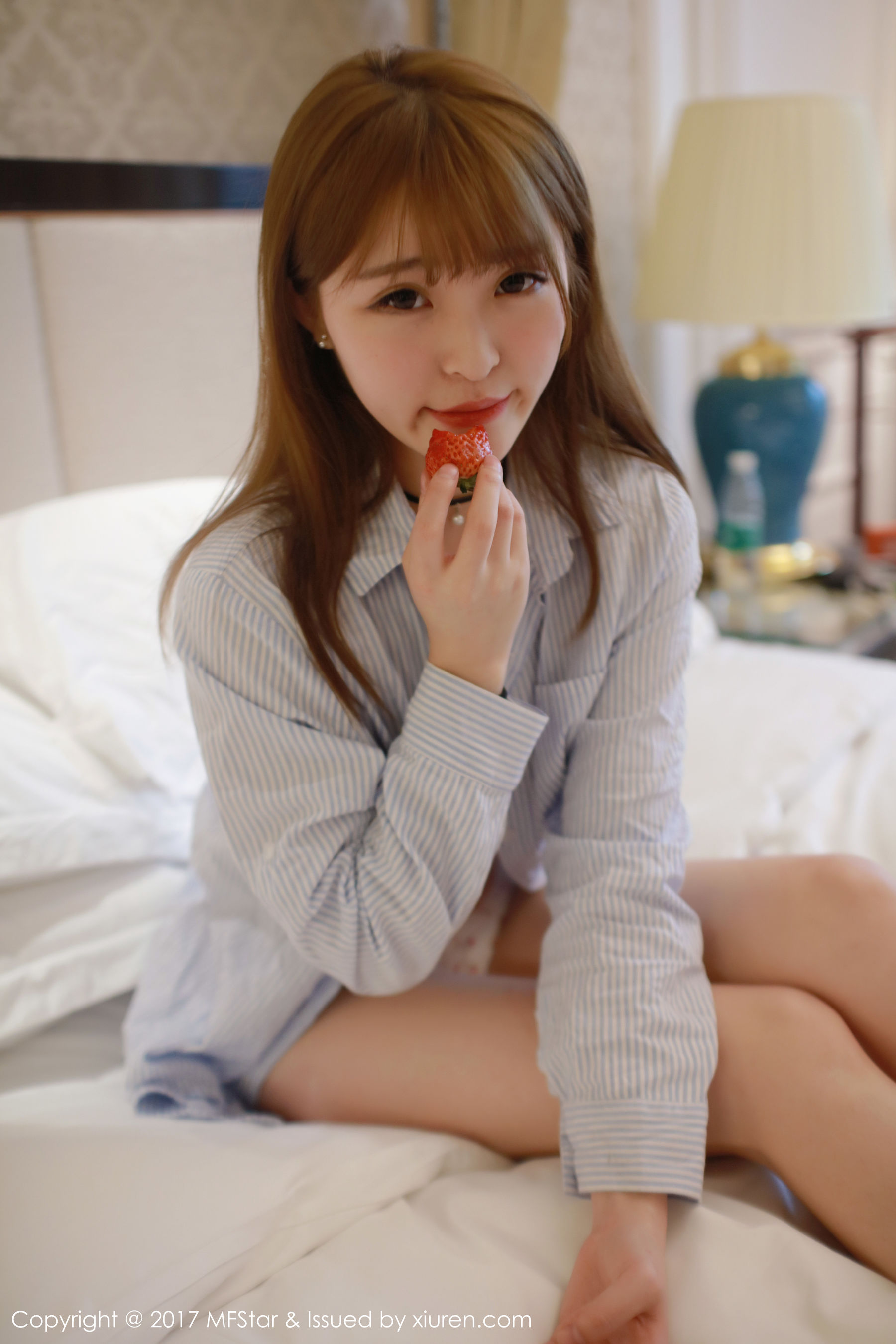 伊小七MoMo《草莓内裤+衬衫系列》 [模范学院MFStar] Vol.096_第5张