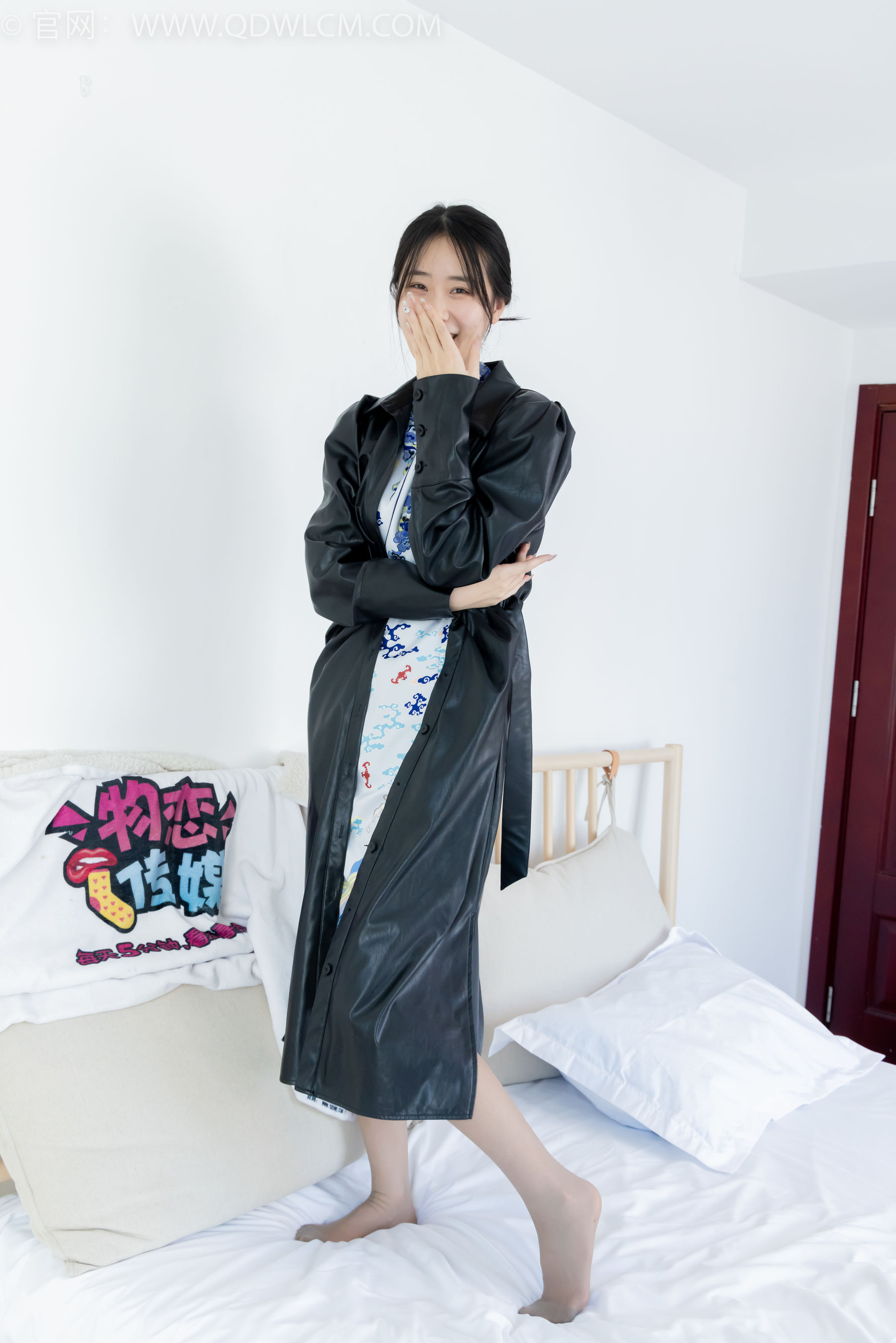 物恋传媒 No.2284 菜菜 - 高跟鞋、薄灰丝、盖被子睡觉剧情_第5张