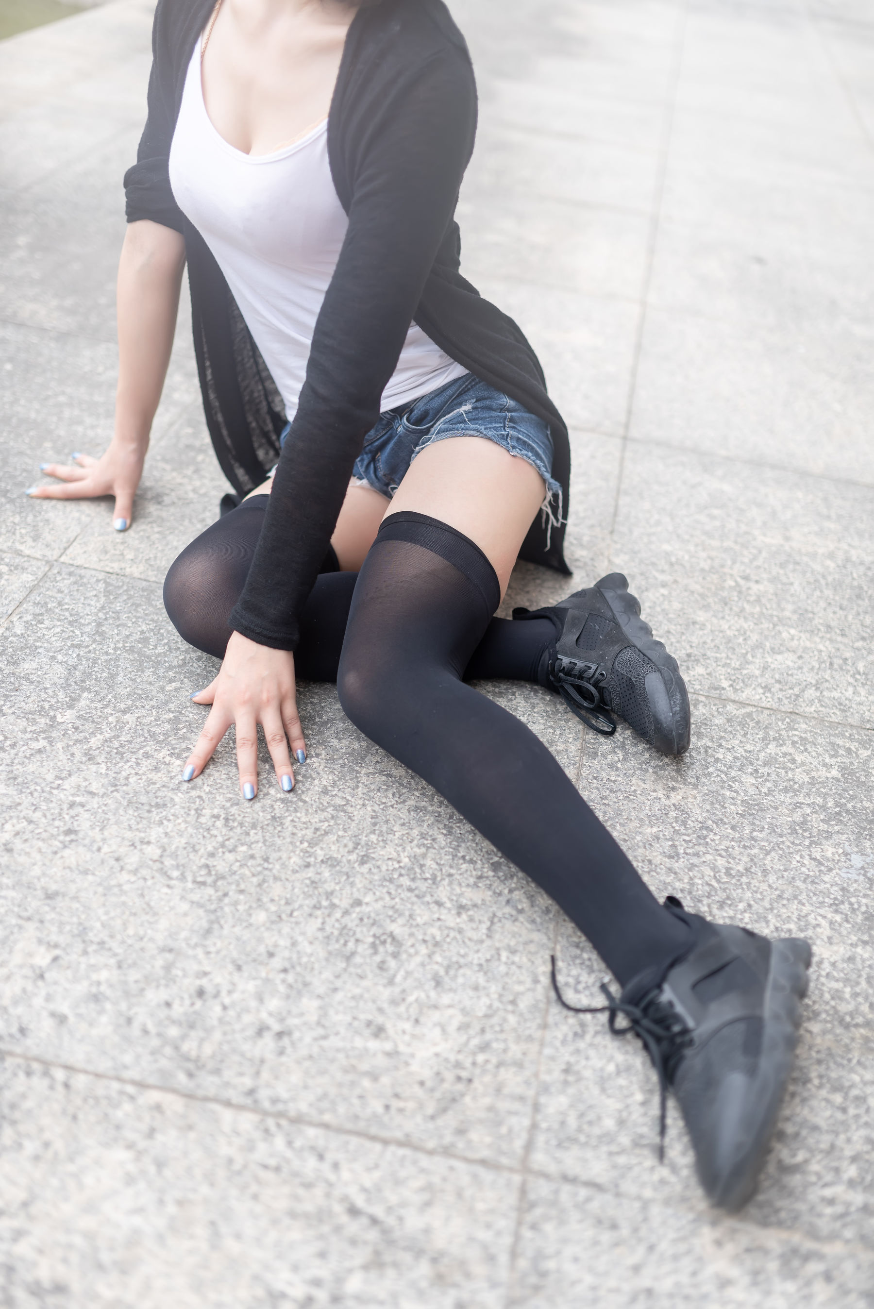[风之领域] NO.043 黑丝大胸时尚少女户外 写真集_第2张